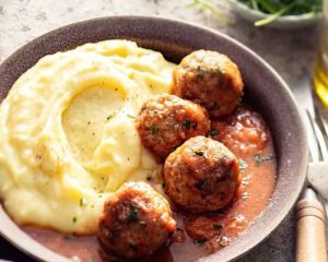 Chiftelute vegetale cu sos rosu și piure cu păstârnac fără gluten 400 gr