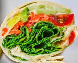 wrap cu hummus roz si cruditati